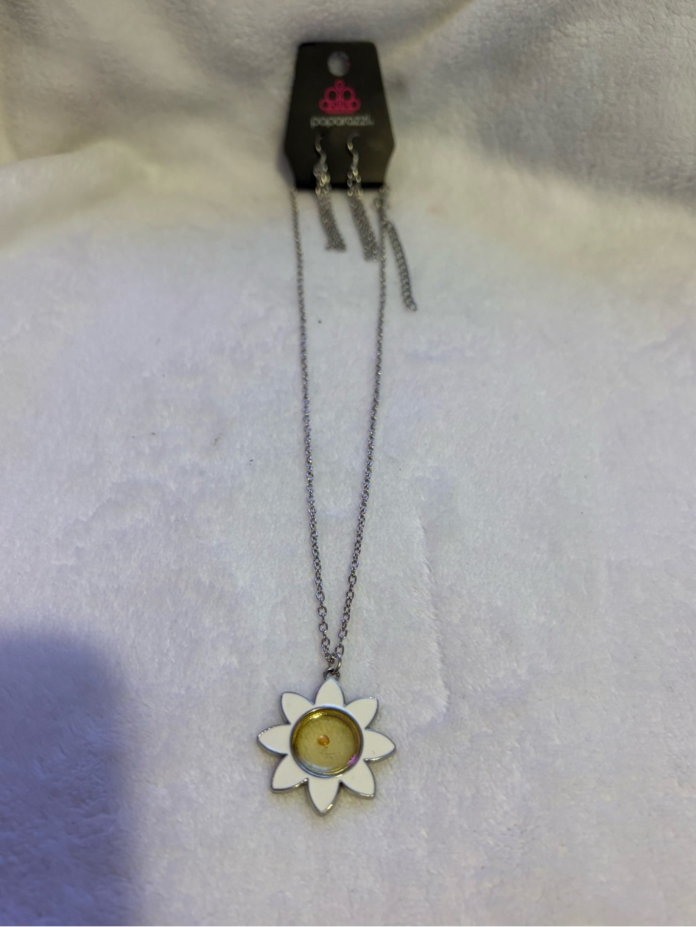 paparazzi White and Yellow Daisy Pendant Necklace
